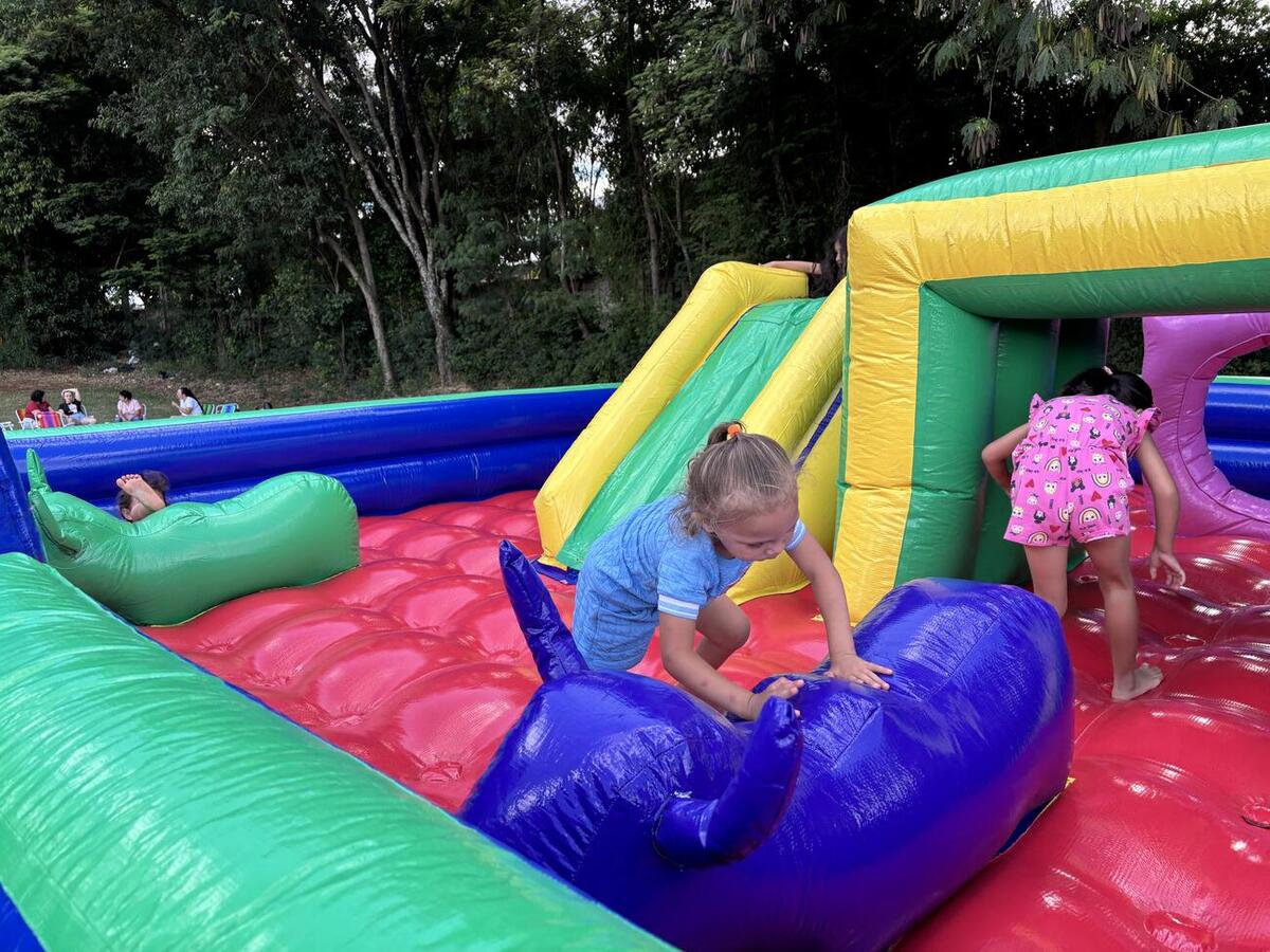 RecreAção no Jardim Porto Alegre estreou brinquedos infláveis novos adquiridos por licitação pela Secretaria de Esportes e Lazer