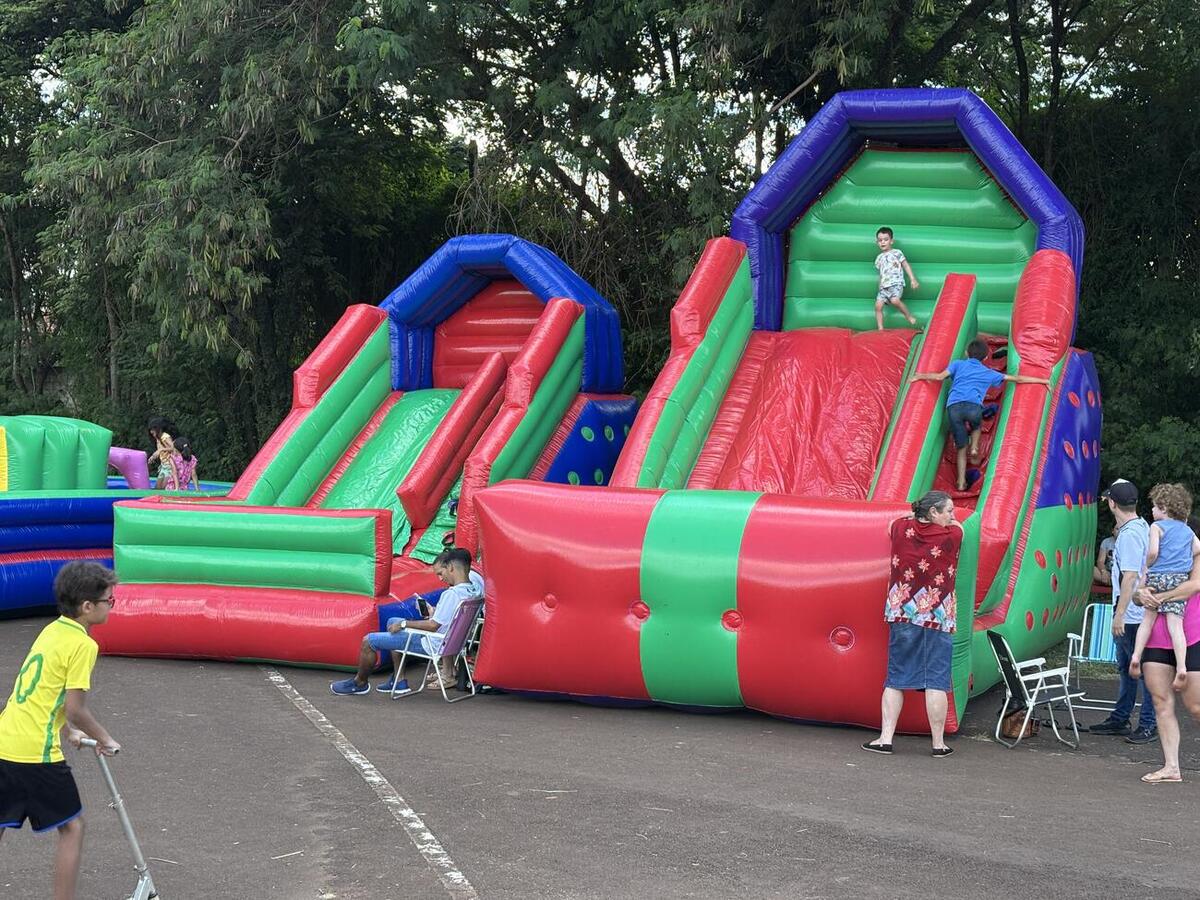 RecreAção no Jardim Porto Alegre estreou brinquedos infláveis novos adquiridos por licitação pela Secretaria de Esportes e Lazer