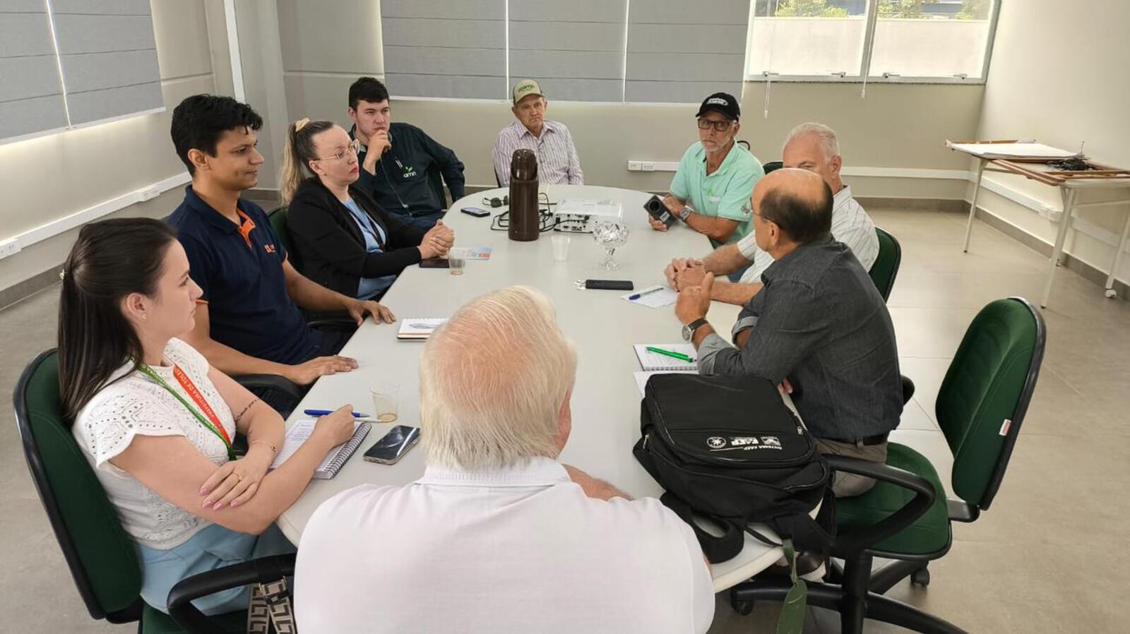 Encontro no Sindicato Rural definiu parcerias, programação de desligamentos e orientações para produtores sobre comunicação de falhas no fornecimento