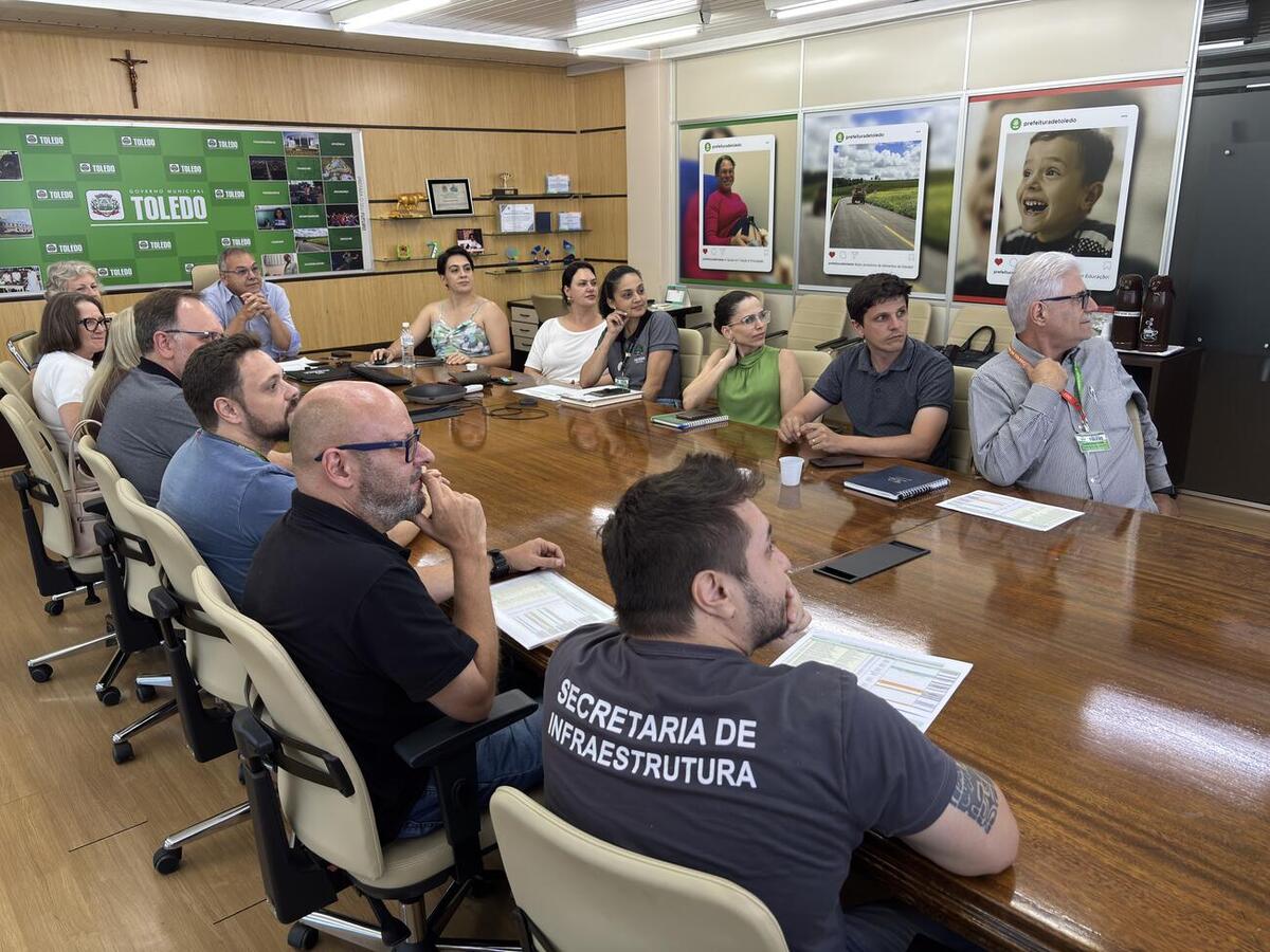 Reunião nesta quinta (8), no Gabinete do Prefeito, definiu estudo técnico para regularização de edificações conforme exigências do Corpo de Bombeiros
