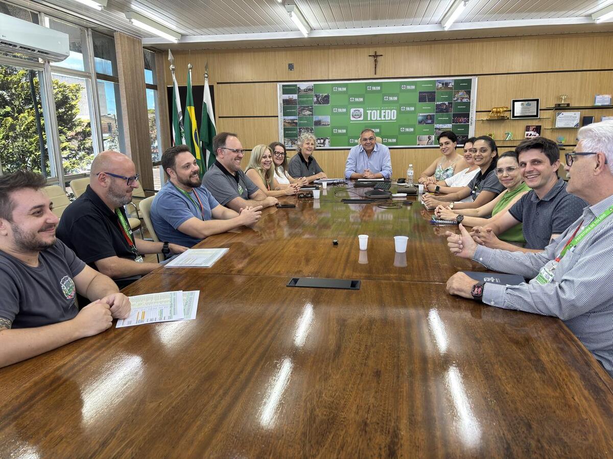 Reunião nesta quinta (8), no Gabinete do Prefeito, definiu estudo técnico para regularização de edificações conforme exigências do Corpo de Bombeiros