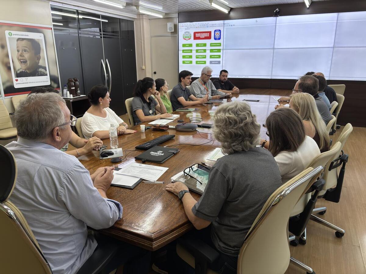 Reunião nesta quinta (8), no Gabinete do Prefeito, definiu estudo técnico para regularização de edificações conforme exigências do Corpo de Bombeiros