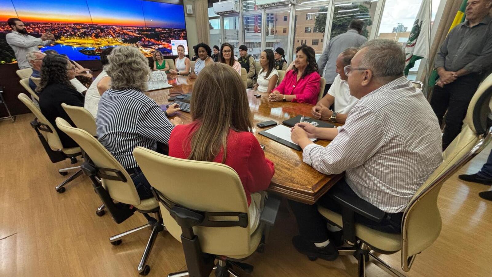 Secretária Leandre esteve na Prefeitura de Toledo para dar a notícia ao prefeito Mario Costenaro