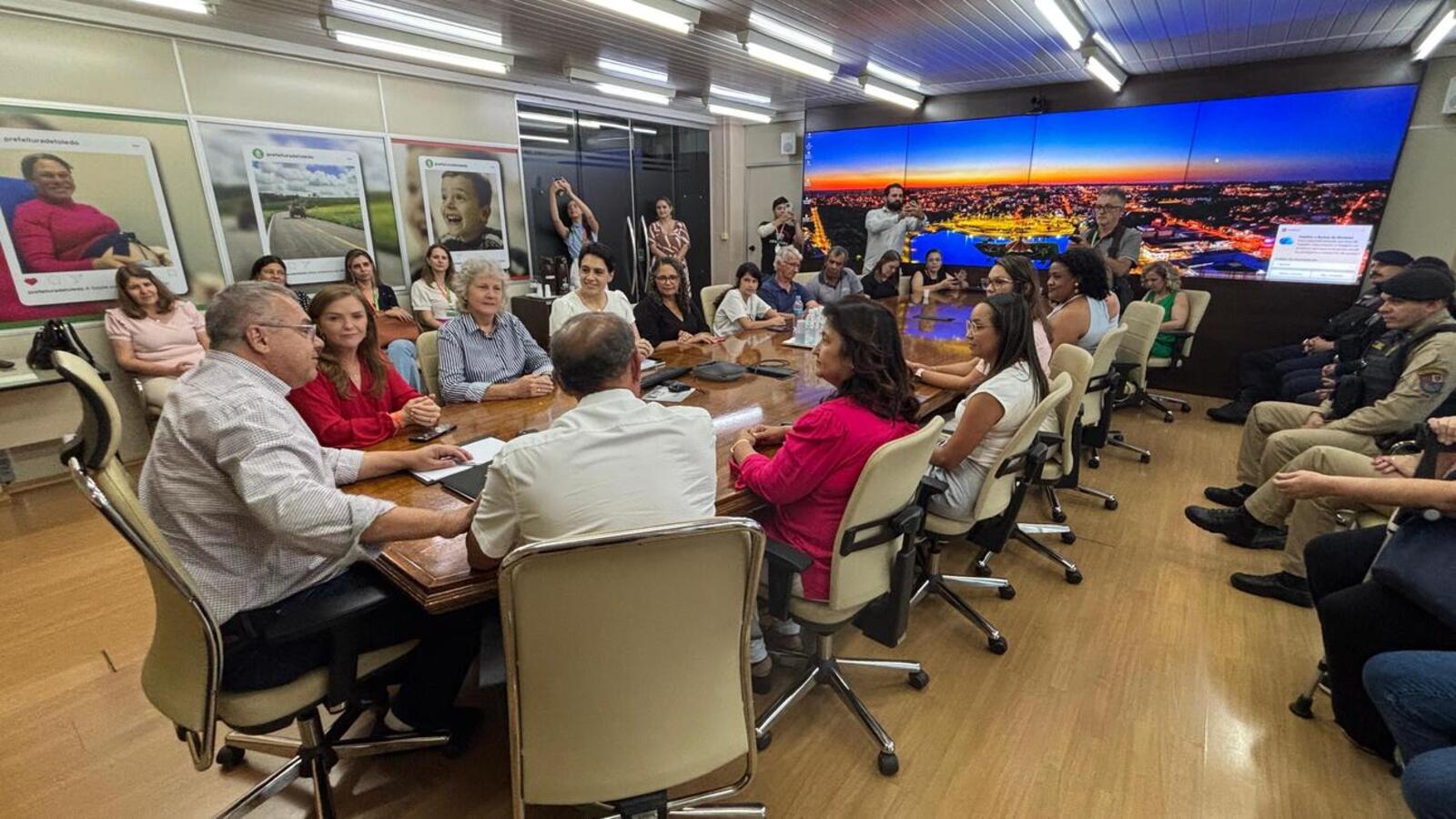 Secretária Leandre esteve na Prefeitura de Toledo para dar a notícia ao prefeito Mario Costenaro