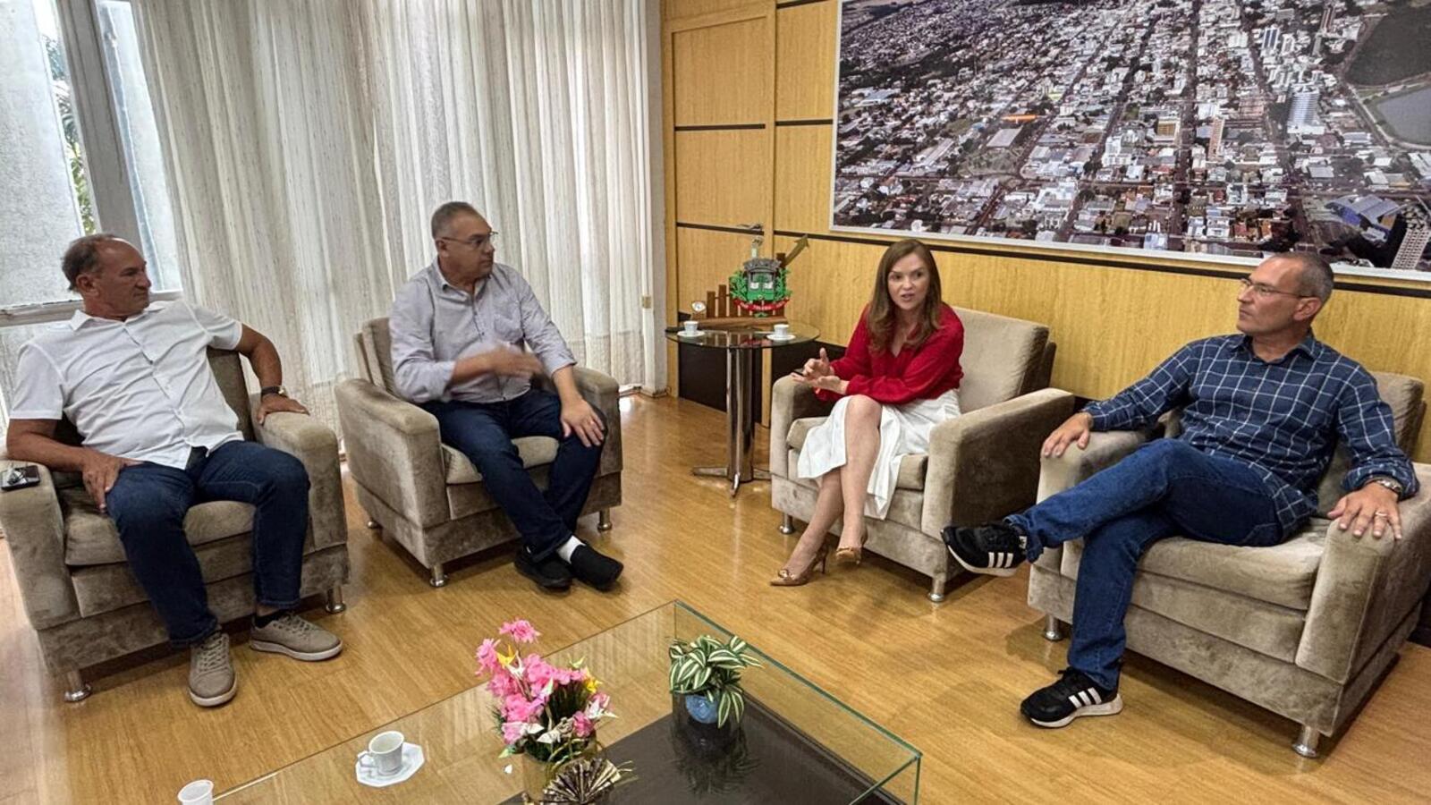 Secretária Leandre esteve na Prefeitura de Toledo para dar a notícia ao prefeito Mario Costenaro