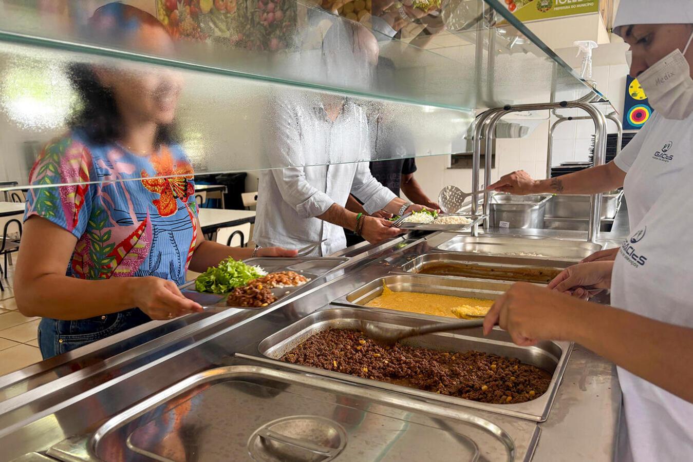 Agora, o almoço, que custa R$ 5,00 por pessoa, pode ser pago via pix ou cartão; a qualidade e o capricho da Cozinha Social em cada refeição seguem os mesmos