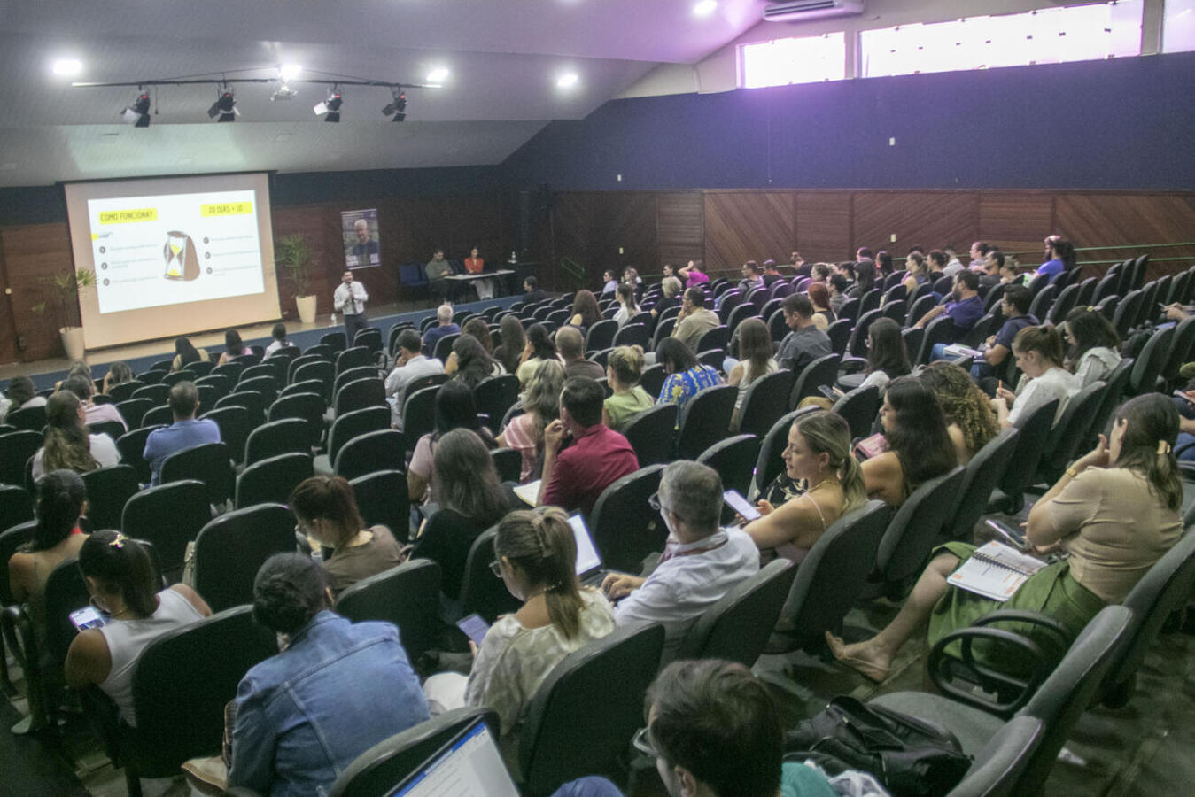 Cerca de 110 servidores municipais participaram, nesta quinta (26), no auditório do Ismael Sperafico, de palestra com o ouvidor-geral do TCE-PR, Patrick Machado
