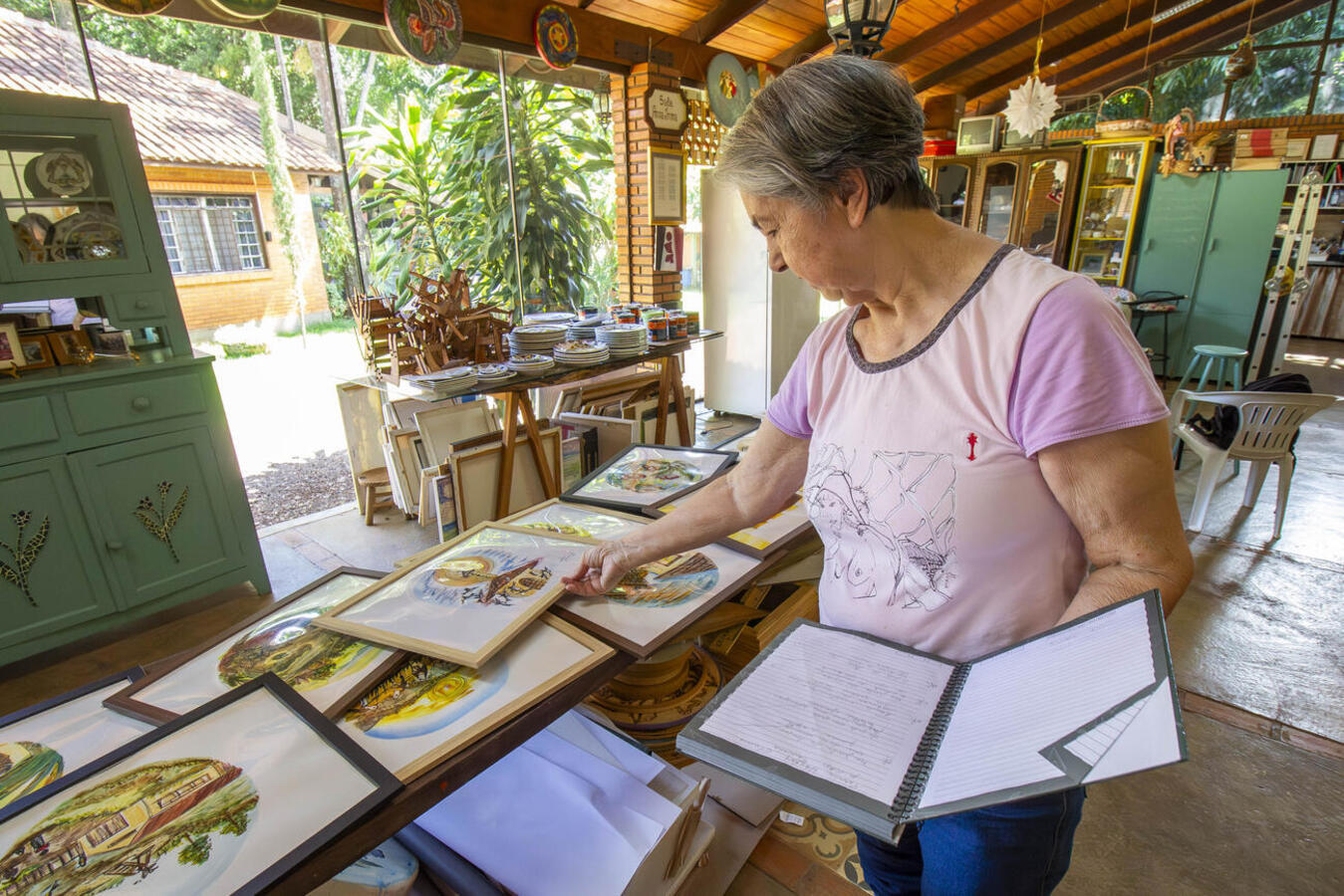 A Biblioteca Pública Municipal estará expondo obras da artista Edy Braun em parceria com Elciane de Lima Paulino durante os dias 6 a 27 de fevereiro