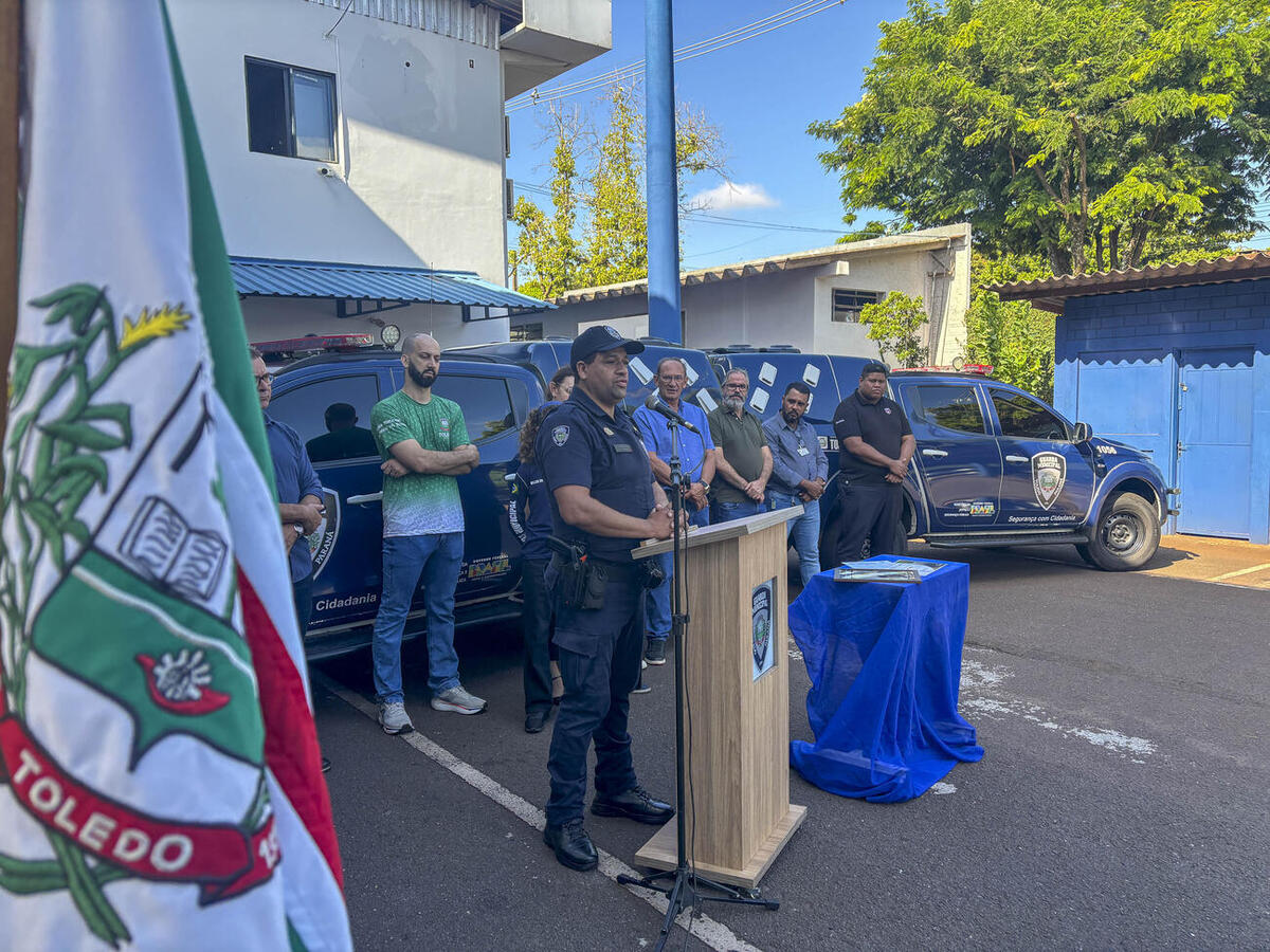 Condecoração ao guarda municipal ocorreu nesta sexta (27), na sede da Secretaria de Segurança e Trânsito; aniversariantes do mês também foram homenageados