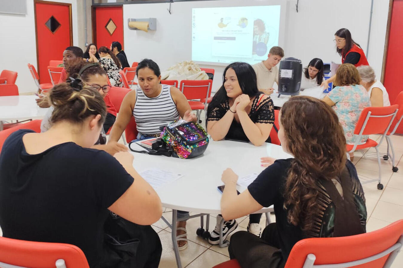 Capacitação teve início no último fim de semana, na PUCPR/Toledo; ao todo, 75 pessoas (25 em cada classe) estão inscritos nos níveis básico e intermediário