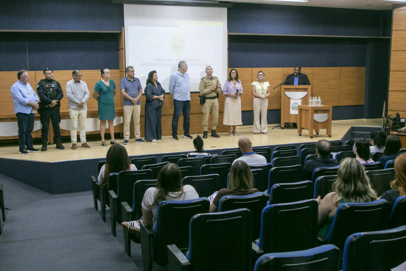 Palestra da Secretaria da Mulher aborda Lei "Não é Não" e procedimentos para proteção de vítimas, visando um ambiente de festa mais seguro