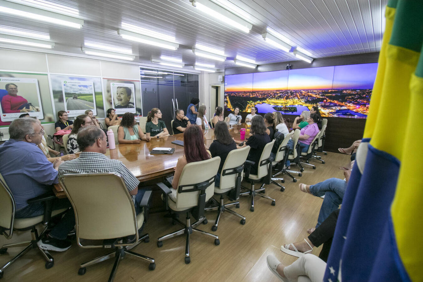 Ação prepara 60 docentes que lecionam em turmas do 4º ano de escolas municipais; nesta sexta (20), fizeram visita técnica à Câmara, ao Paço e ao Fórum