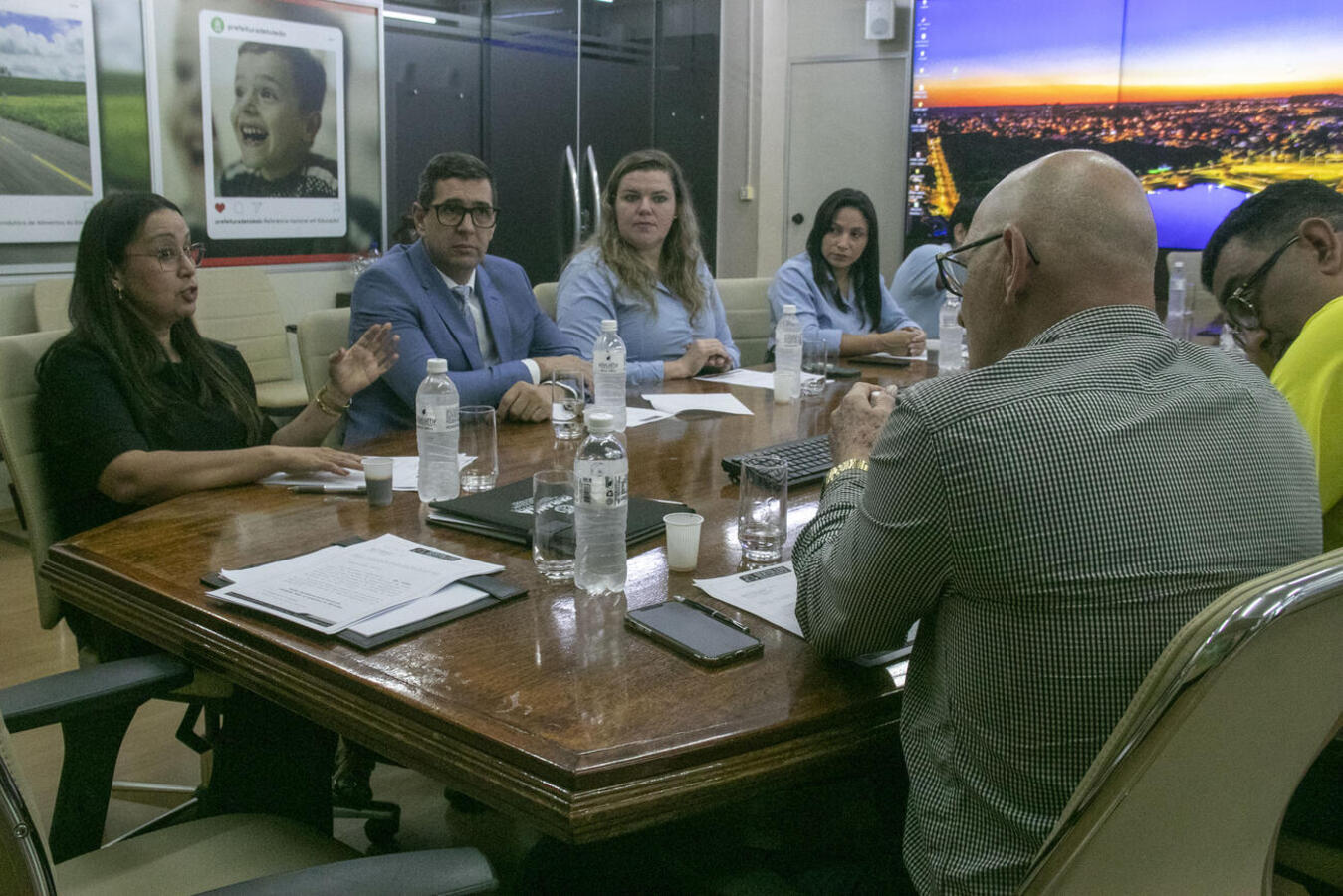Reunião nesta terça-feira (24) abordou piso do magistério, hora-atividade e pautas da enfermagem, com compromisso de análise e construção conjunta de soluções