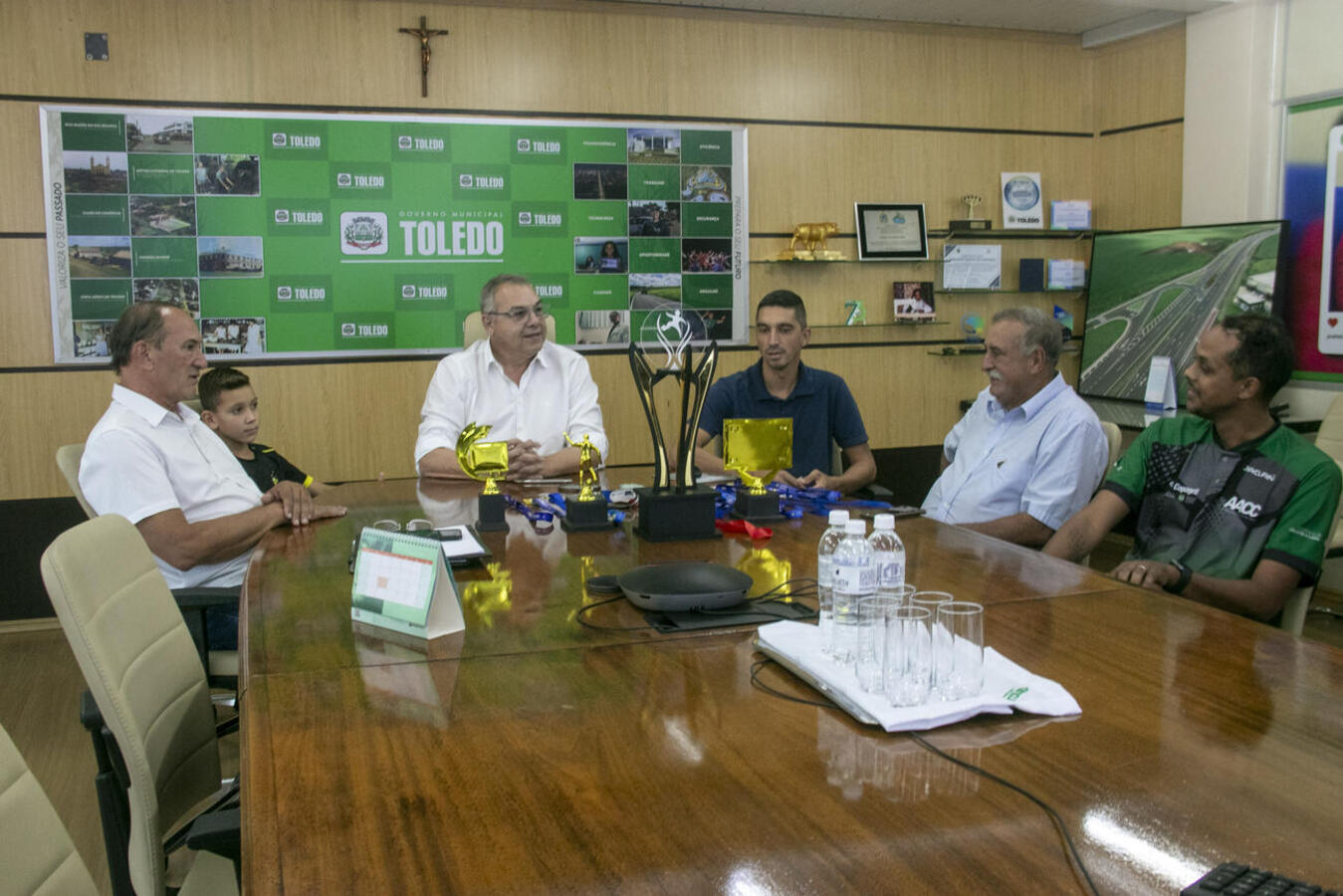 Thomas Ferreira, promessa de 8 anos da base da Associação Atlética e Cultural Copagril, esteve no Paço Municipal nesta quinta (26) e conversou com o prefeito