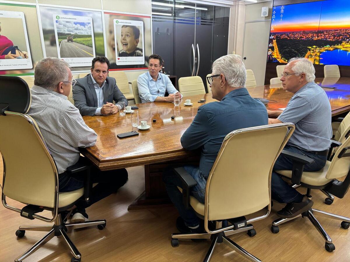 Presidente, vice e secretário executivo do Conselho de Desenvolvimento Econômico de Toledo foram recebidos pelo prefeito Mario Costenaro nesta terça-feira (3) 