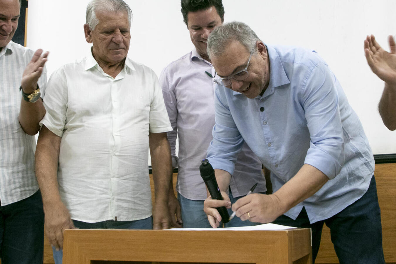 Documento foi concluído com assinatura do secretário de estado durante visita ao Paço Municipal