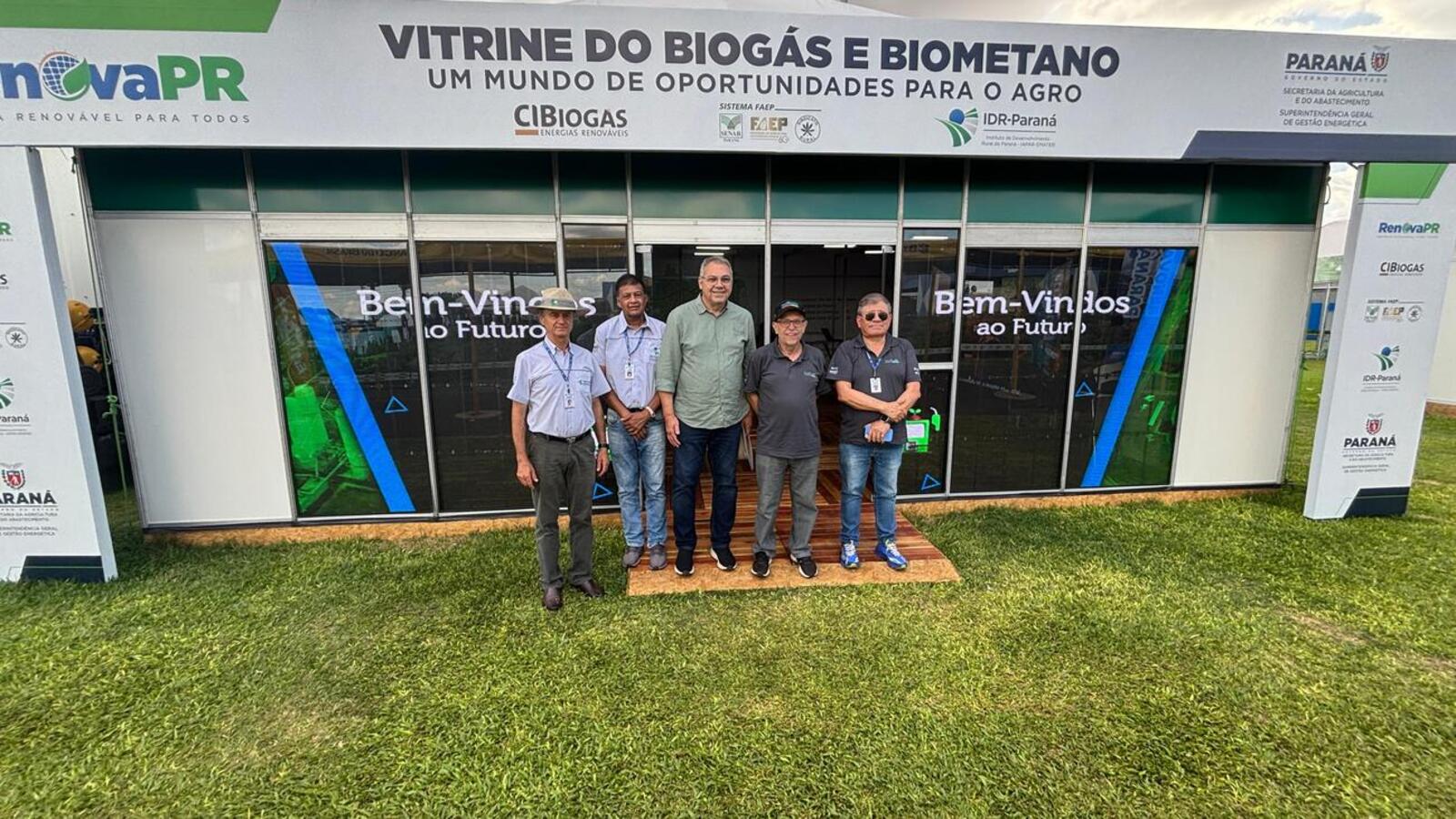 Durante o Show Rural 2026, Mario Costenaro visitou o estande do IDR-PR para conhecer mais sobre o programa de conectividade digital no campo