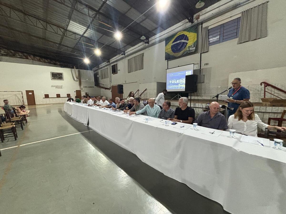 Prefeito Mario Costenaro, vice Lucio De Marchi e secretários estiveram no distrito de Concórdia do Oeste na noite de quinta-feira (26) para ouvir as demandas da comunidade