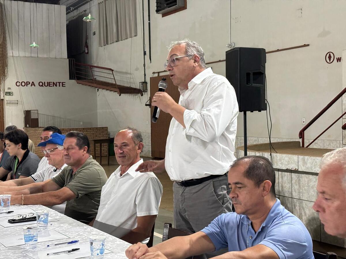 Prefeito Mario Costenaro, vice Lucio De Marchi e secretários estiveram no distrito de Concórdia do Oeste na noite de quinta-feira (26) para ouvir as demandas da comunidade