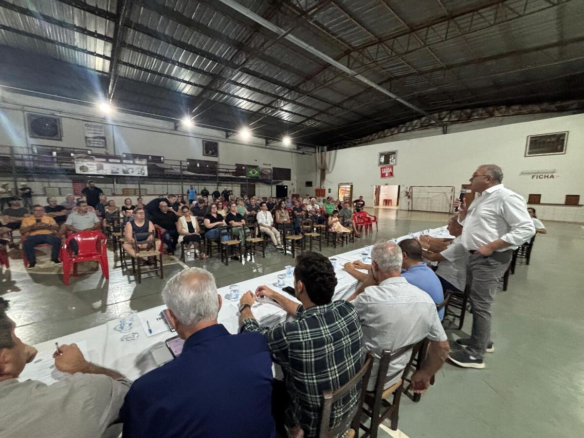 Prefeito Mario Costenaro, vice Lucio De Marchi e secretários estiveram no distrito de Concórdia do Oeste na noite de quinta-feira (26) para ouvir as demandas da comunidade