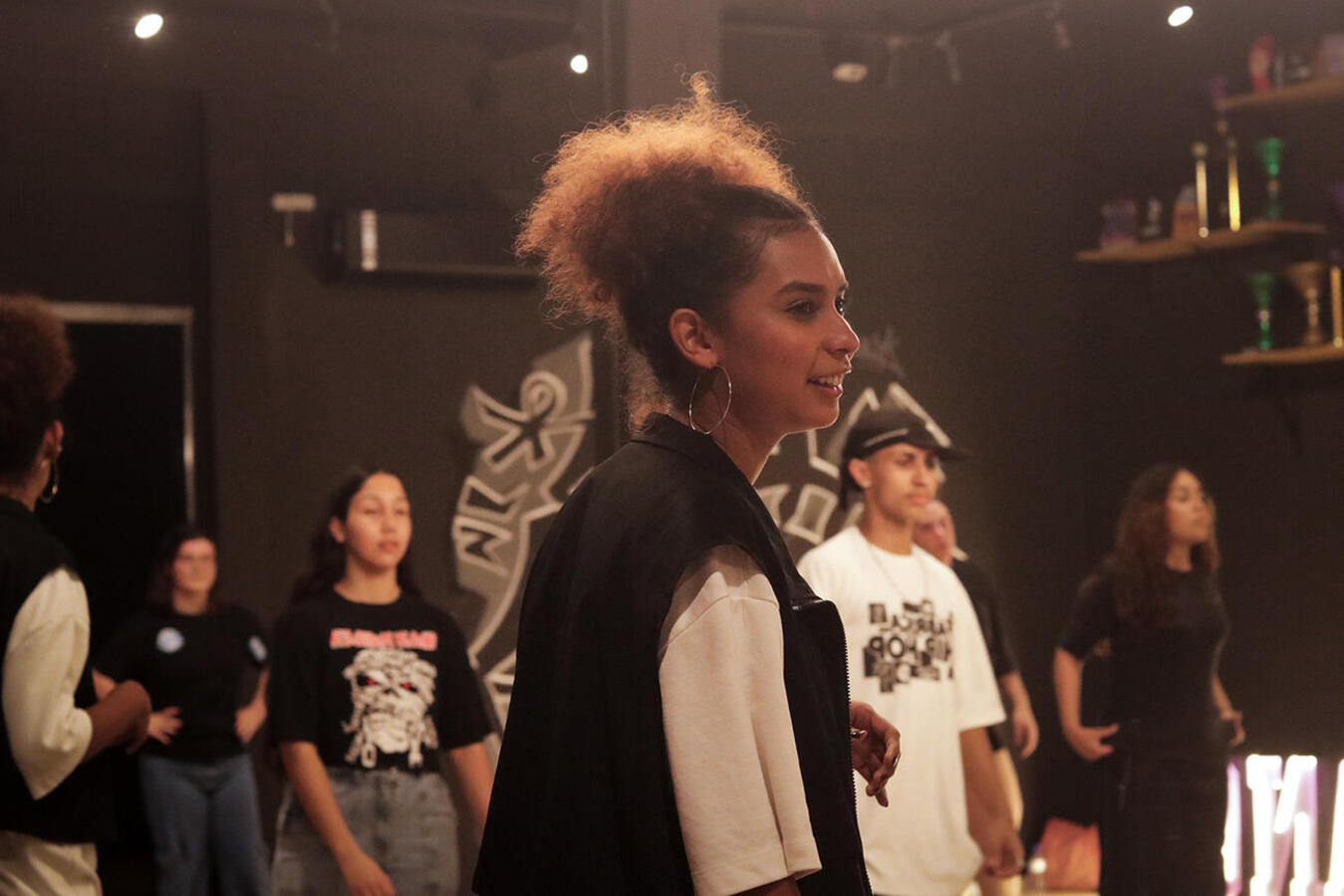 Reconhecimento do Ministério das Mulheres ao trabalho da Cia de Danças Urbanas 5E motiva mostra fotográfica sobre mulheres do hip hop local.