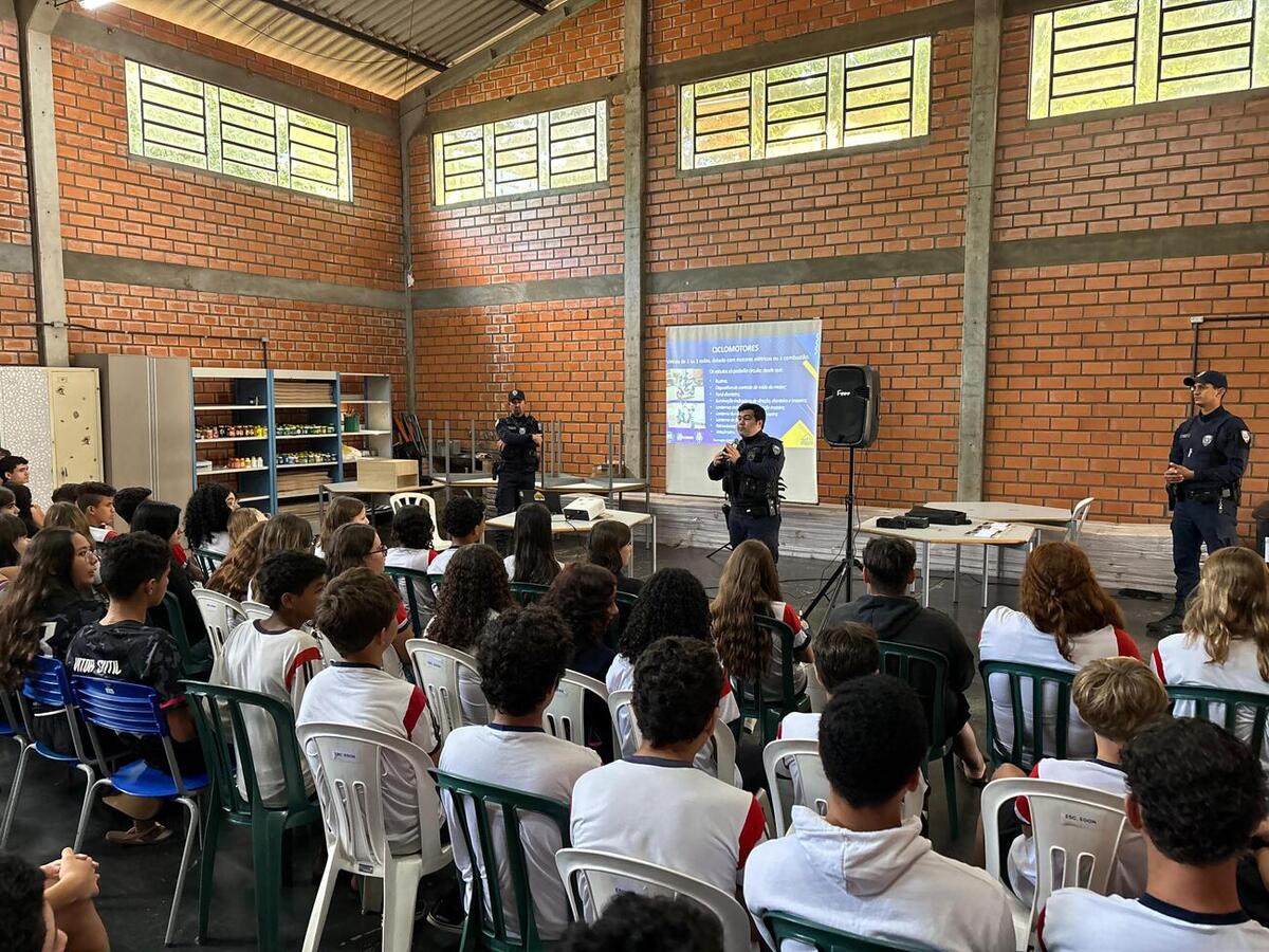 Atividade da Guarda Municipal, nesta quinta (12), reuniu cerca de 120 alunos e abordou regras e segurança no uso de patinetes, scooters e bicicletas elétricas