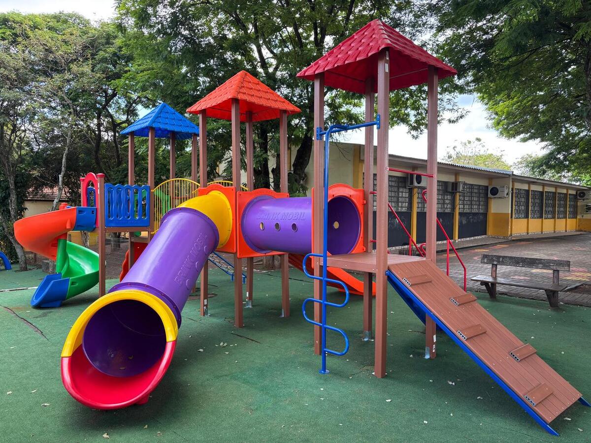 Estruturas foram instaladas com investimento da Secretaria Municipal da Educação de aproximadamente R$ 78 mil; próxima etapa prevê grama sintética