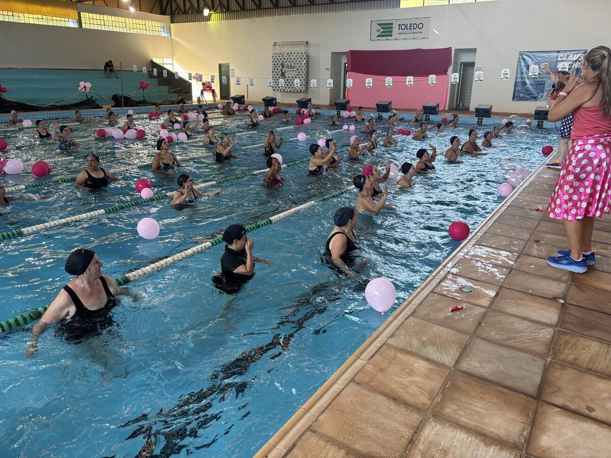 Com cerca de 70 participantes, a aula foi aberta para mulheres de toda a cidade e contou com o sorteio de brindes