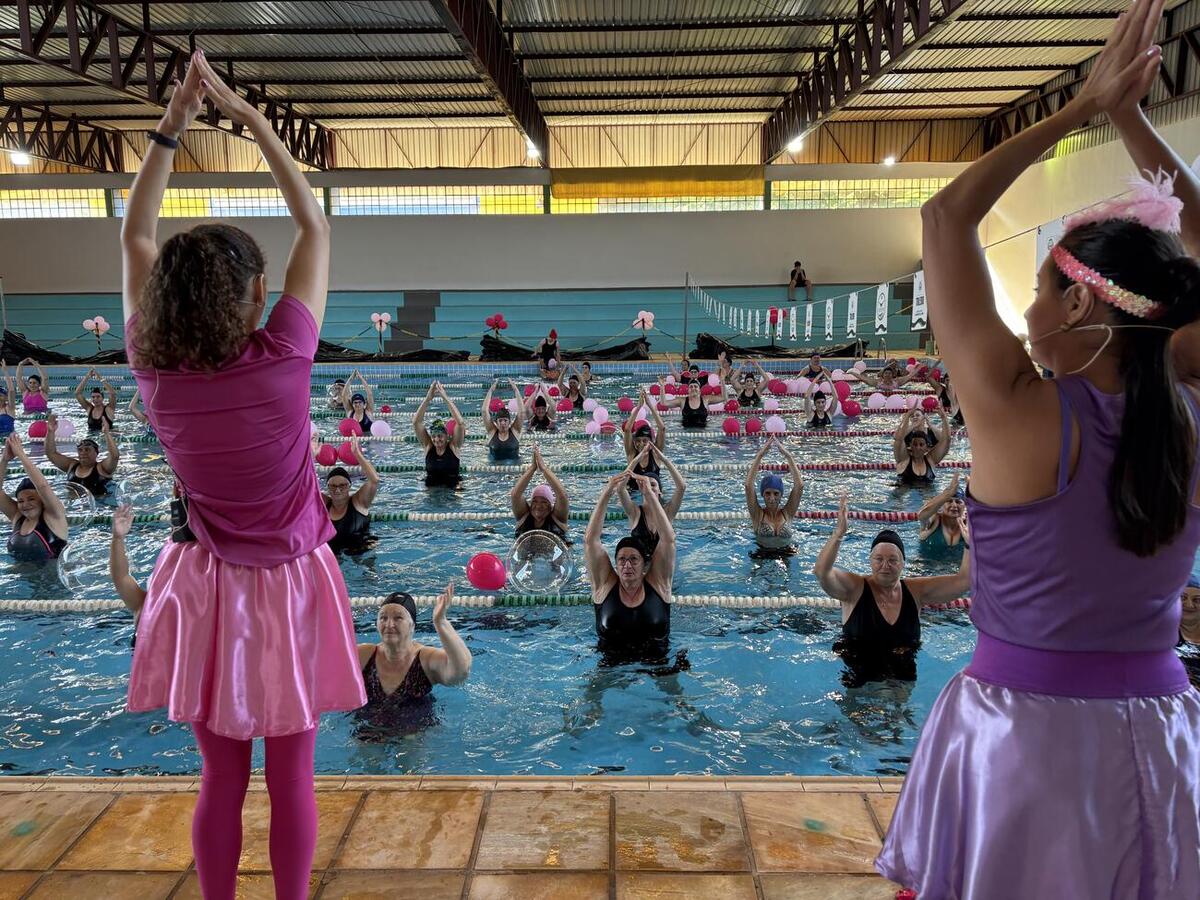 Com cerca de 70 participantes, a aula foi aberta para mulheres de toda a cidade e contou com o sorteio de brindes