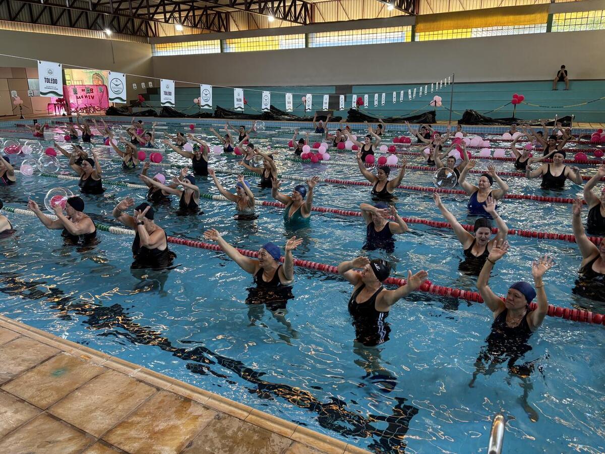 Com cerca de 70 participantes, a aula foi aberta para mulheres de toda a cidade e contou com o sorteio de brindes