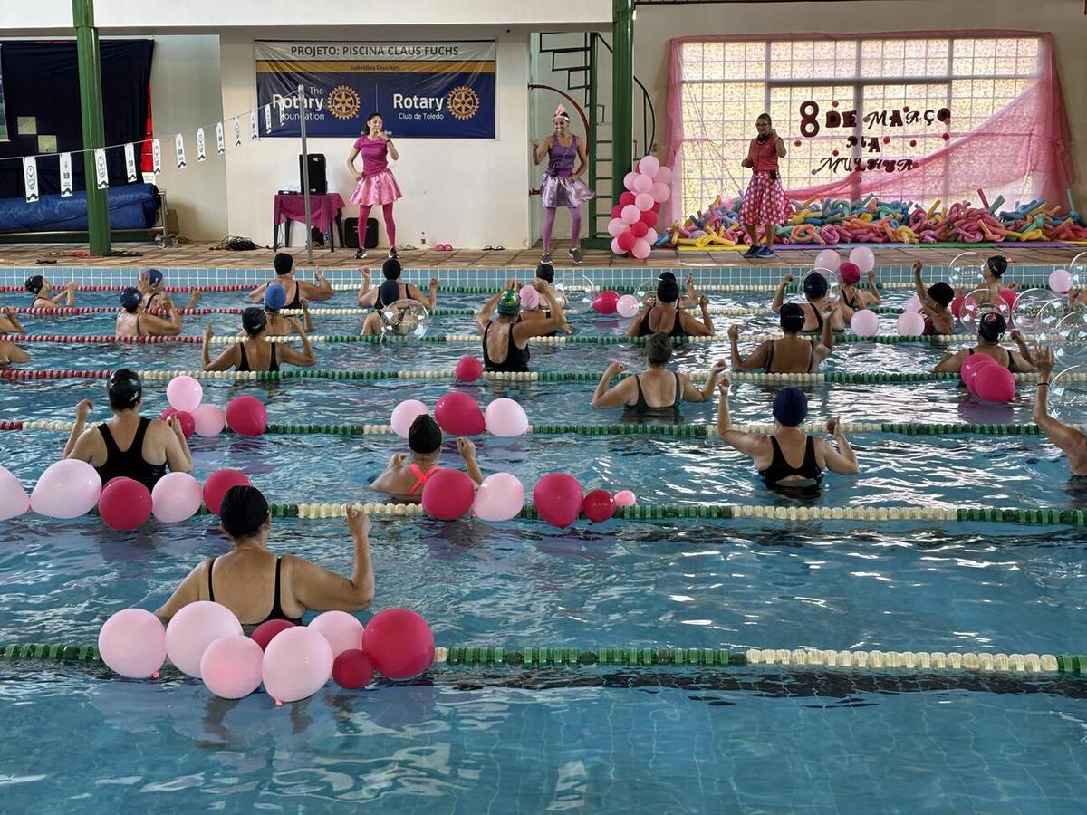 Com cerca de 70 participantes, a aula foi aberta para mulheres de toda a cidade e contou com o sorteio de brindes