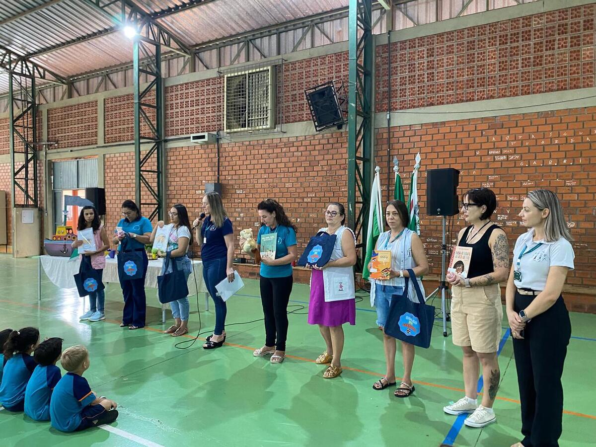 O programa chegou a Escola Amélio Dal Bosco na manhã desta segunda-feira (16) e reuniu cerca de 40 crianças para participarem de uma atividade interativa 