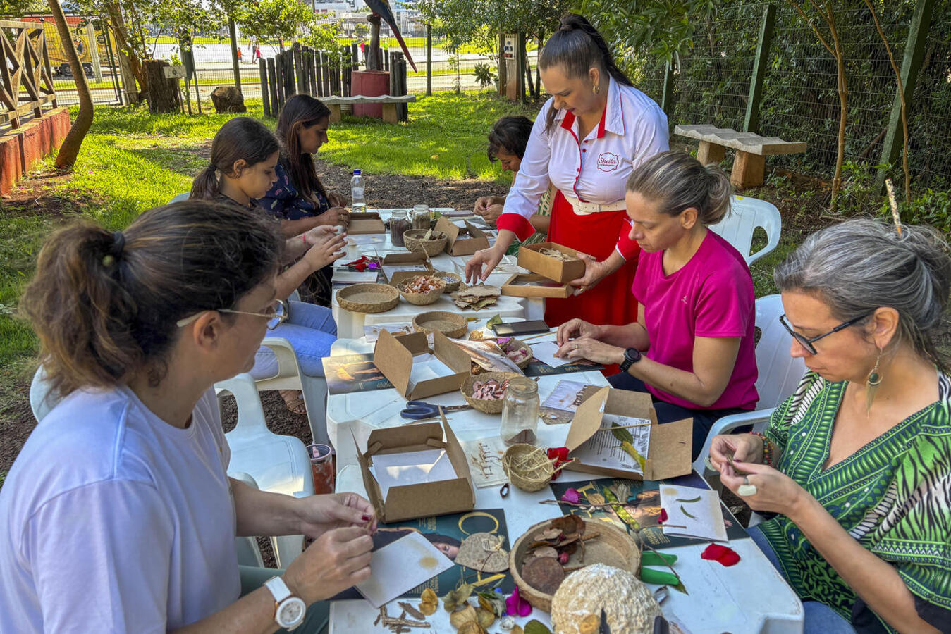 A ação, realizada neste domingo (8), na sede da Secretaria Municipal do Meio Ambiente de Toledo (SMMA) visou homenagear as mulheres e promover a separação adequada do lixo