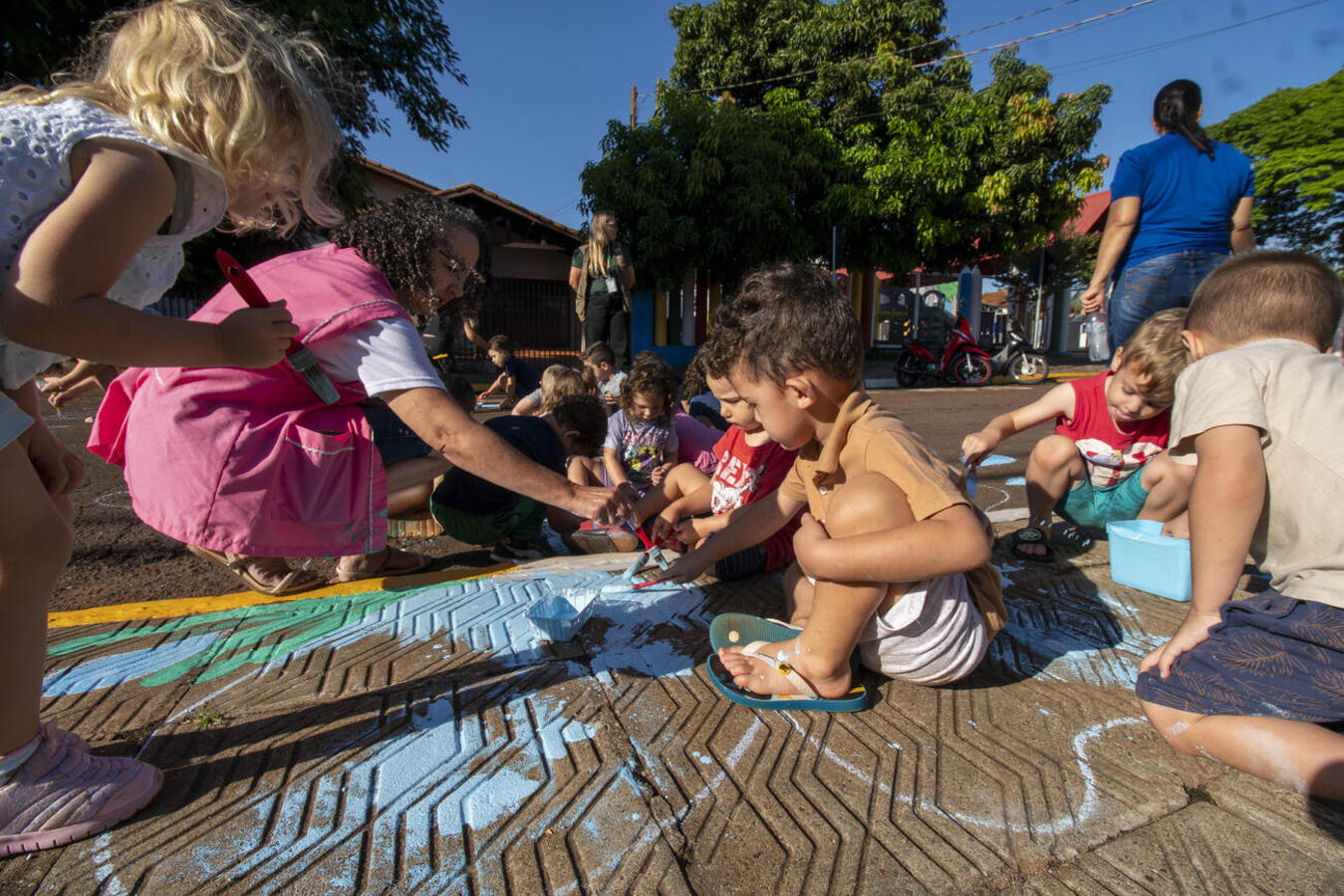 Alunos do Cmei Cleusi Aparecida Berger e da Escola Municipal São Francisco de Assis realizaram pintura artística de bueiros próximos às instituições