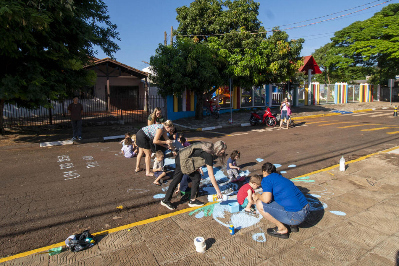 Alunos do Cmei Cleusi Aparecida Berger e da Escola Municipal São Francisco de Assis realizaram pintura artística de bueiros próximos às instituições