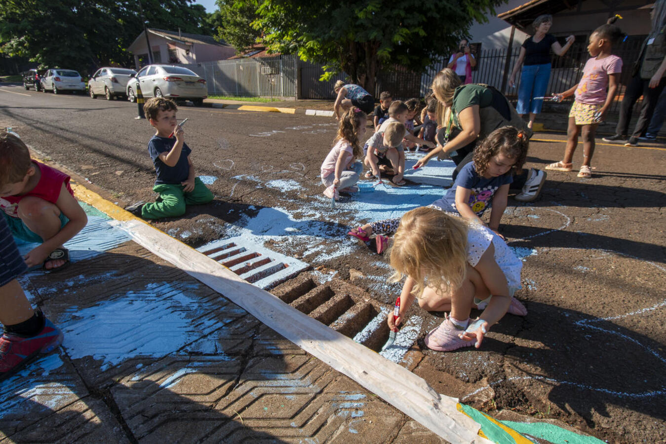 Alunos do Cmei Cleusi Aparecida Berger e da Escola Municipal São Francisco de Assis realizaram pintura artística de bueiros próximos às instituições