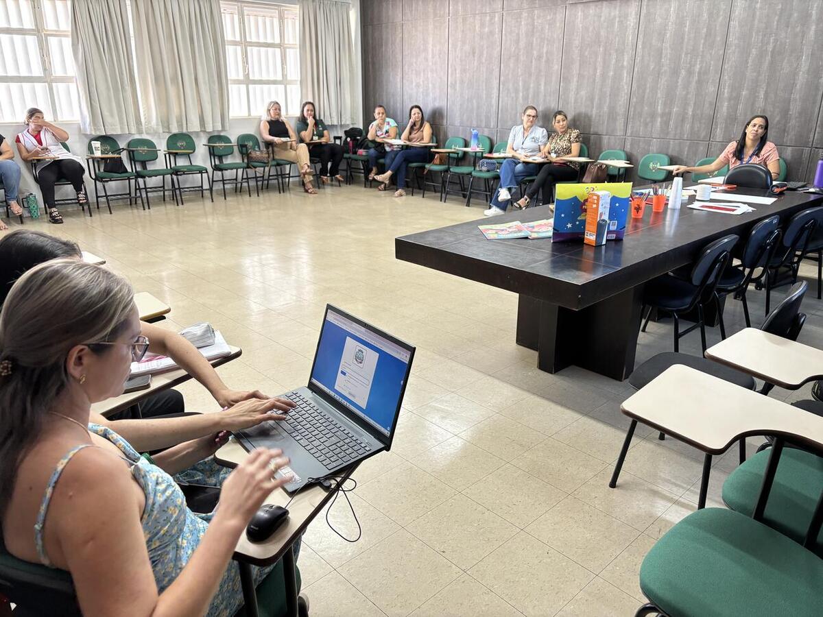 Cerca de 25 professores da rede de ensino no município participaram nesta terça-feira (3) de uma formação voltada a incentivar a criatividade das crianças