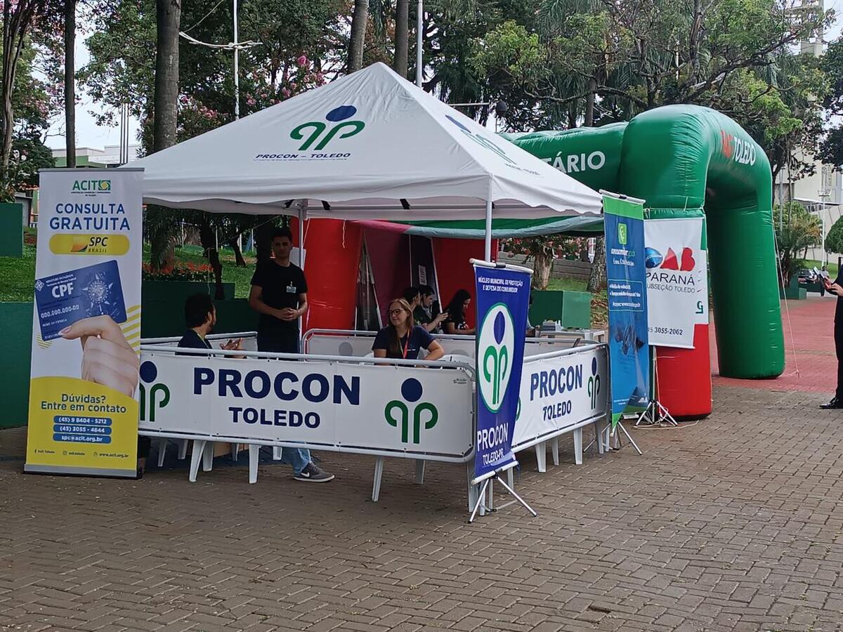 Em alusão ao Dia do Consumidor, que será lembrado no próximo domingo (15), serviços e atendimentos foram oferecidos nesta quarta (11) na Praça Willy Barth