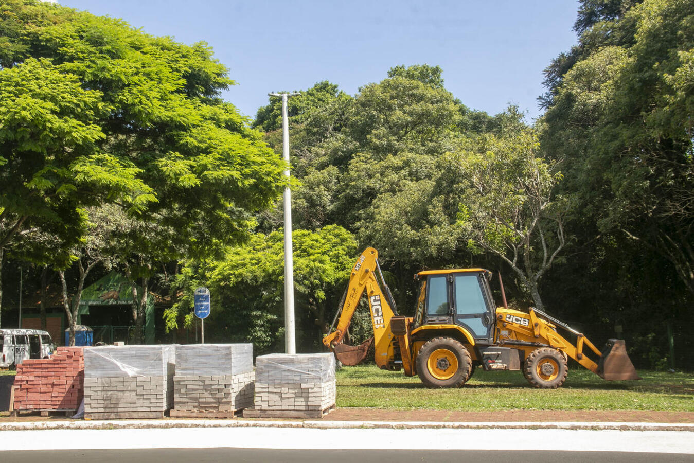 Investimento de R$ 59,6 mil traz reparos estruturais e mais conforto para a população com pavimentação em paver e novos bancos