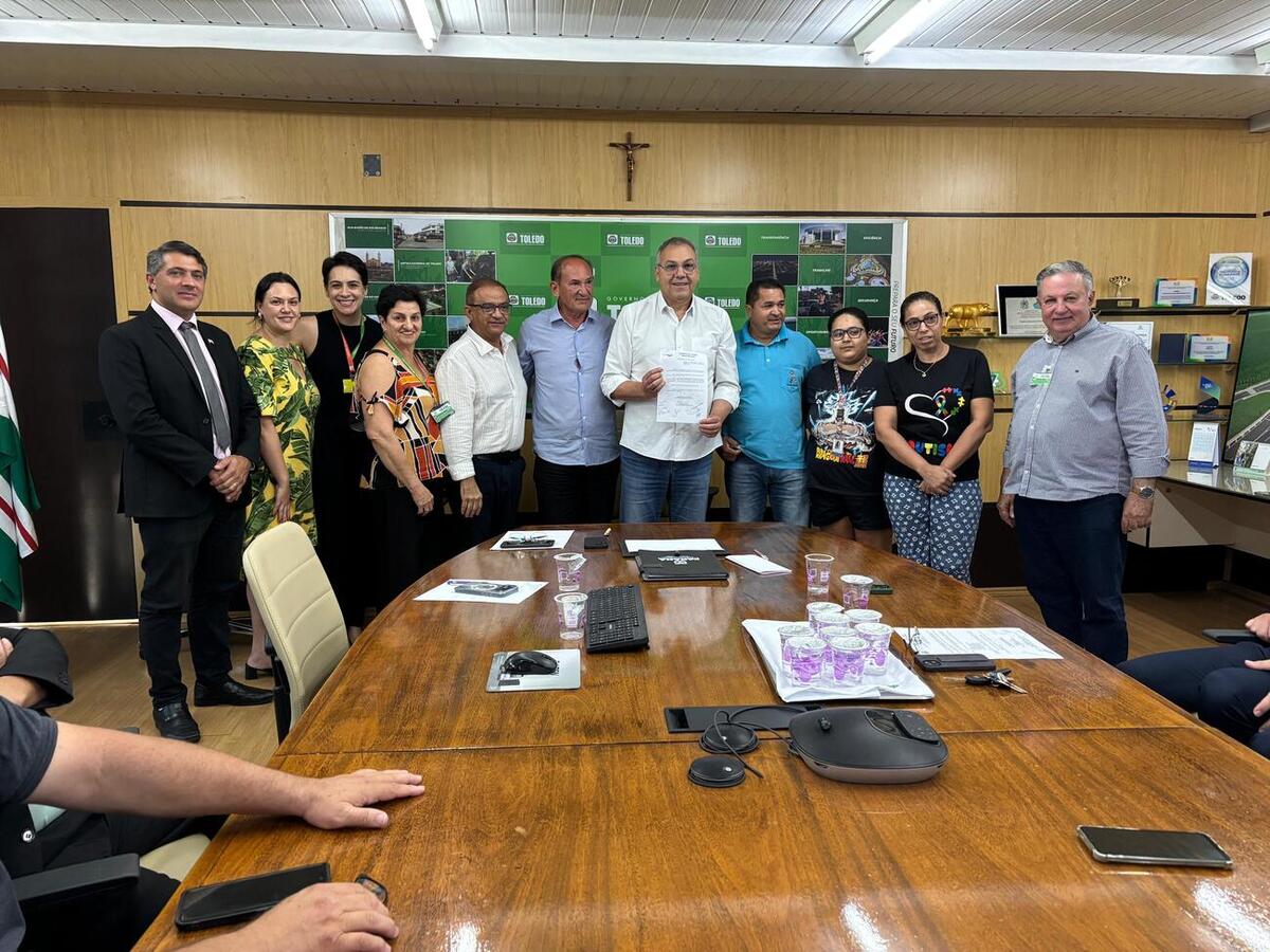 Sanção ocorreu no Gabinete do Prefeito e tratam de políticas públicas voltadas a migrantes e pessoas com autismo