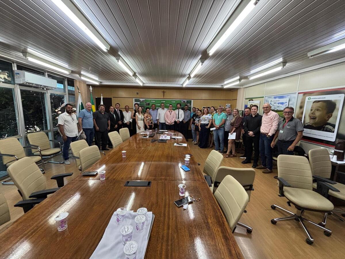 Sanção ocorreu no Gabinete do Prefeito e tratam de políticas públicas voltadas a migrantes e pessoas com autismo