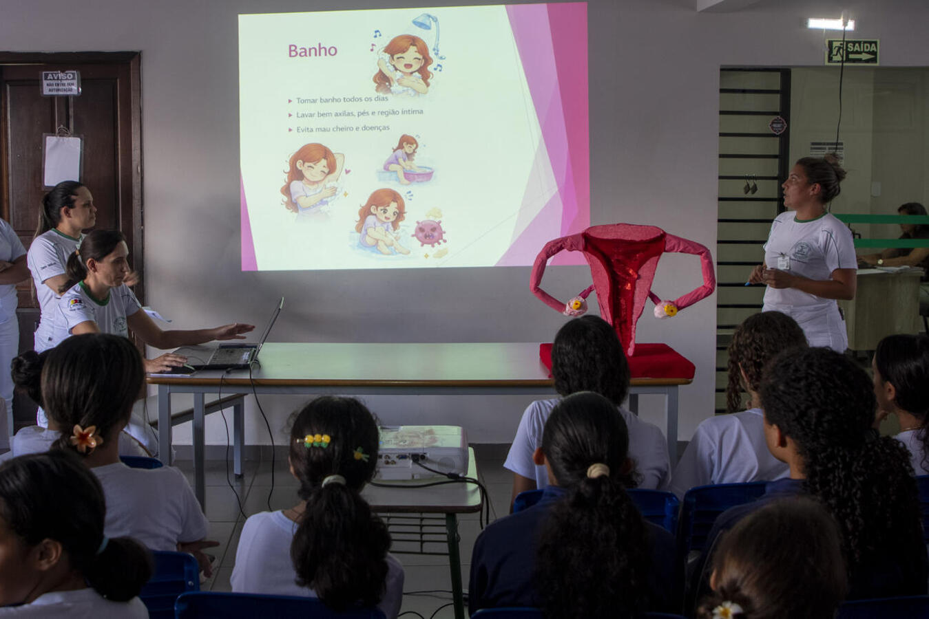 Atividade abordou cuidados pessoais e integrou ação contínua de distribuição de kits a estudantes da rede pública