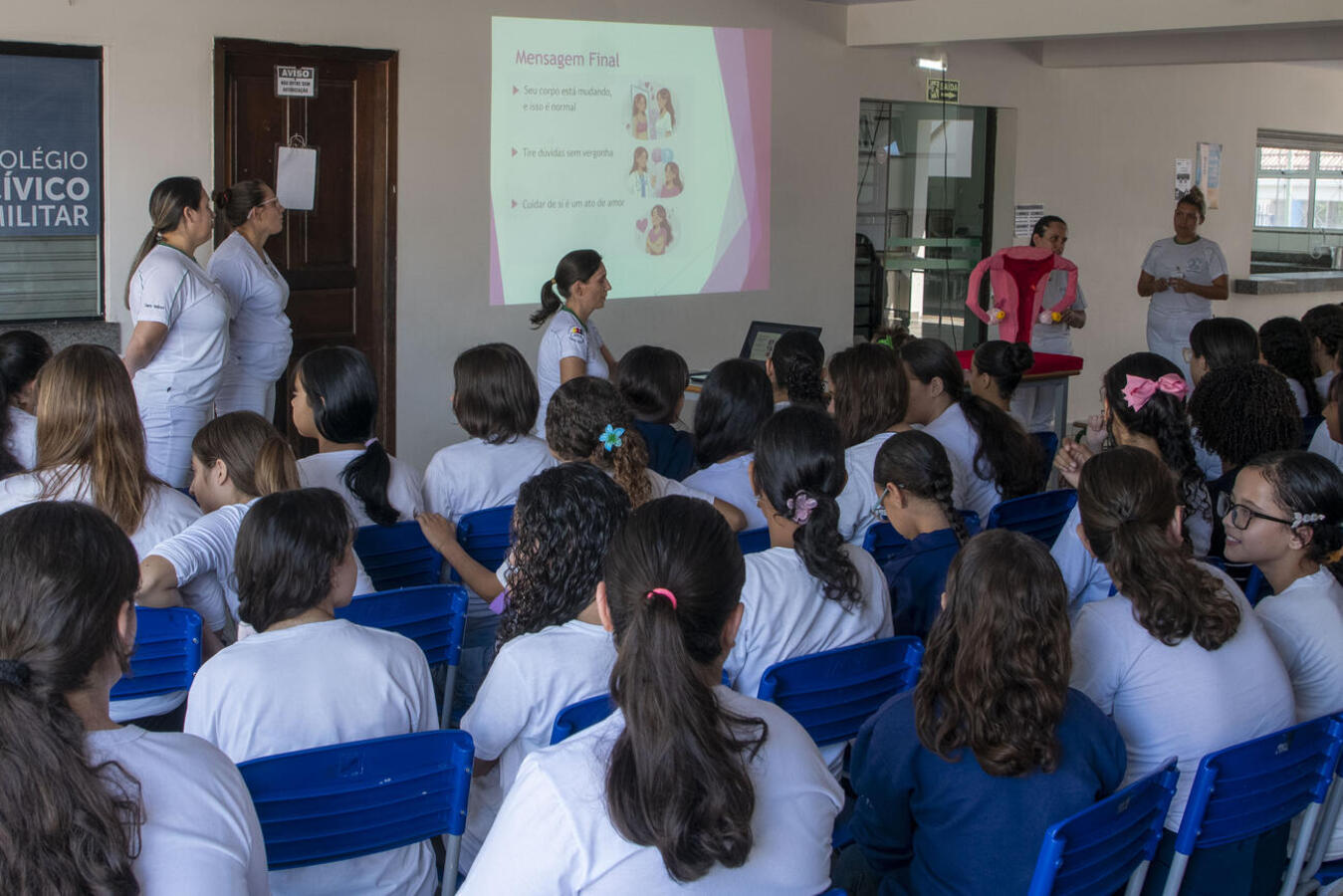 Atividade abordou cuidados pessoais e integrou ação contínua de distribuição de kits a estudantes da rede pública