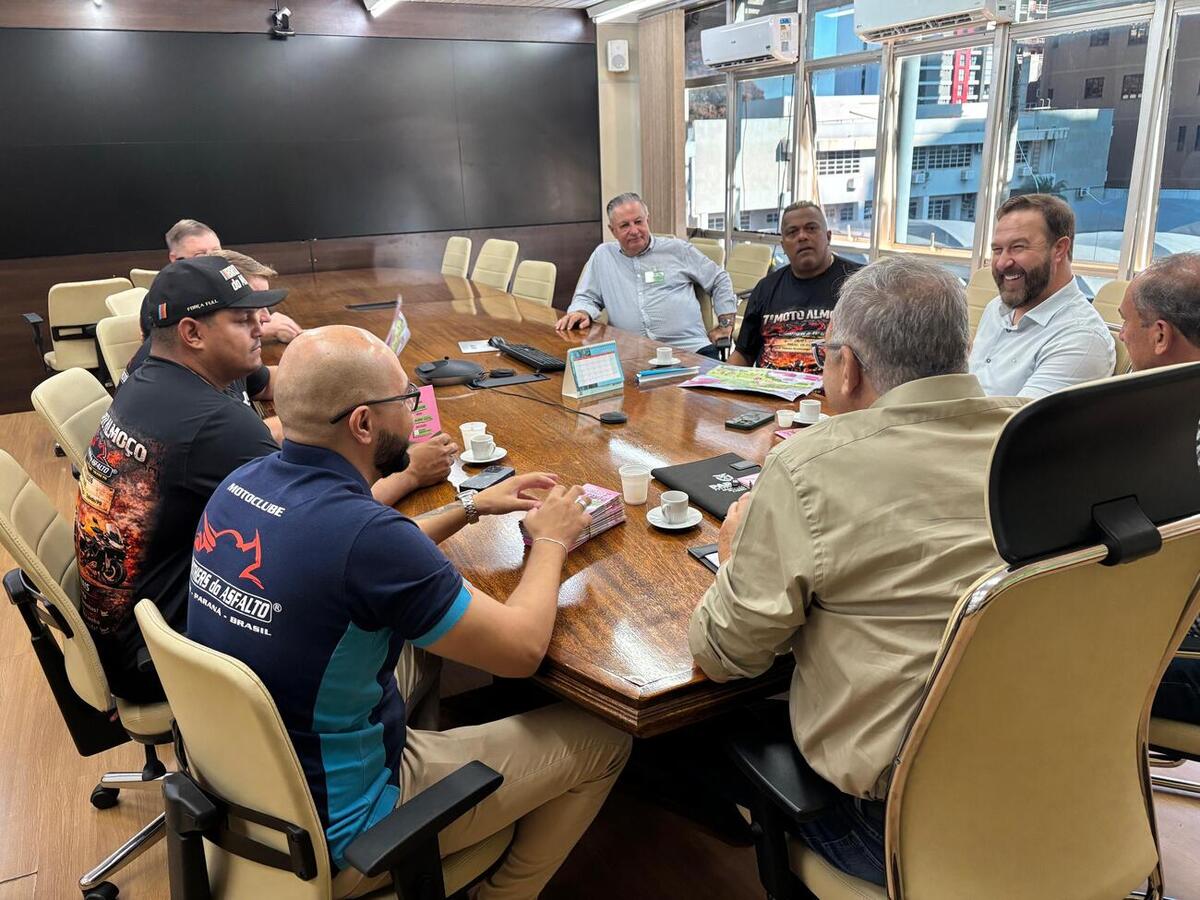 Convite para o sétimo Motoalmoço foi entregue durante encontro no gabinete