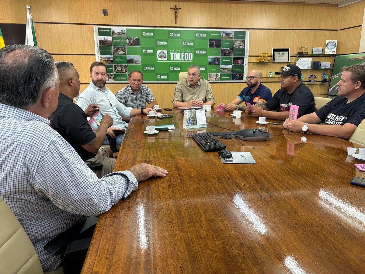 Convite para o sétimo Motoalmoço foi entregue durante encontro no gabinete