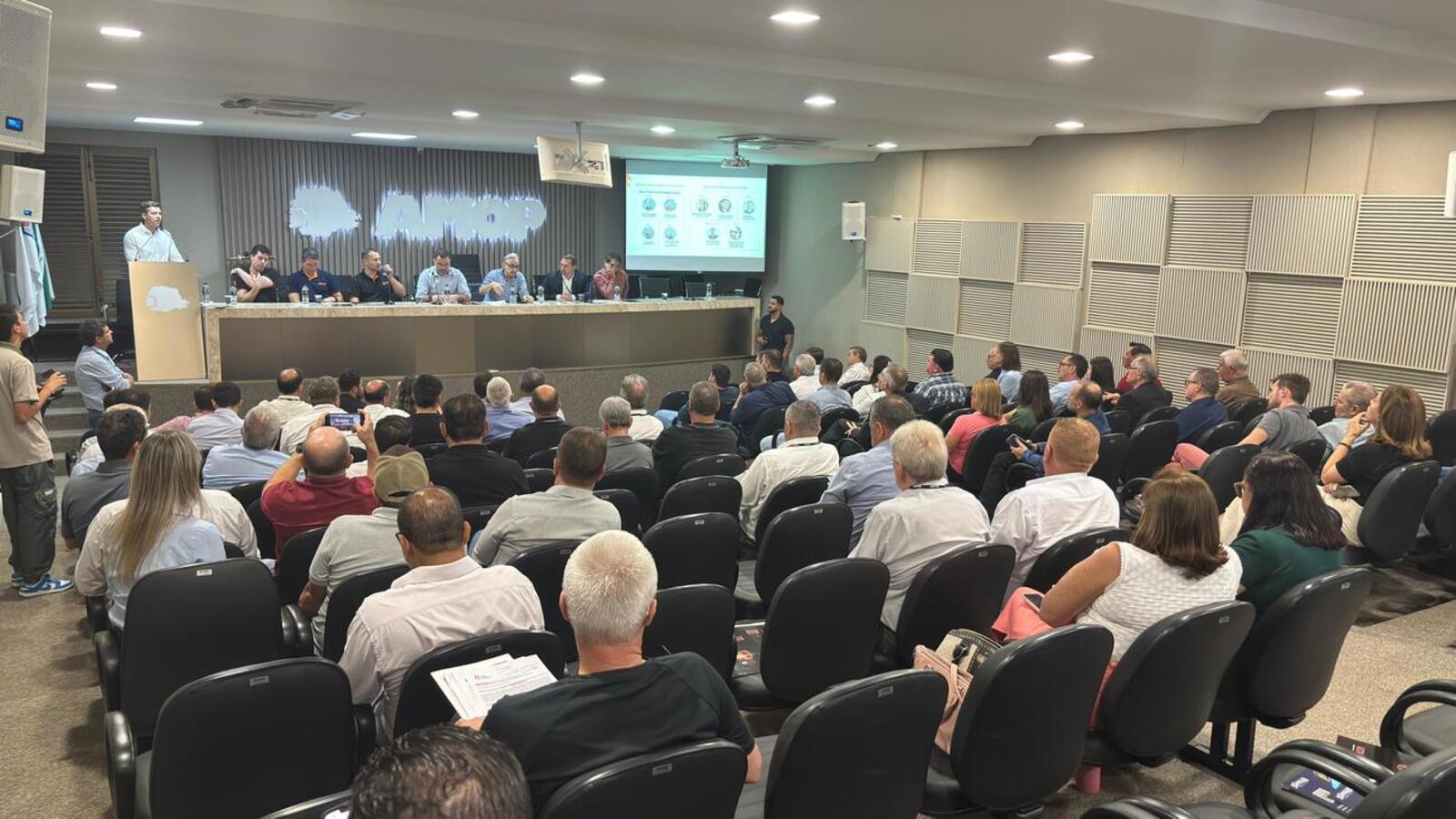 Prefeito Mario Costenaro esteve no encontro desta sexta-feira (6) na sede da Associação dos Municípios do Oeste do Paraná, em Cascavel