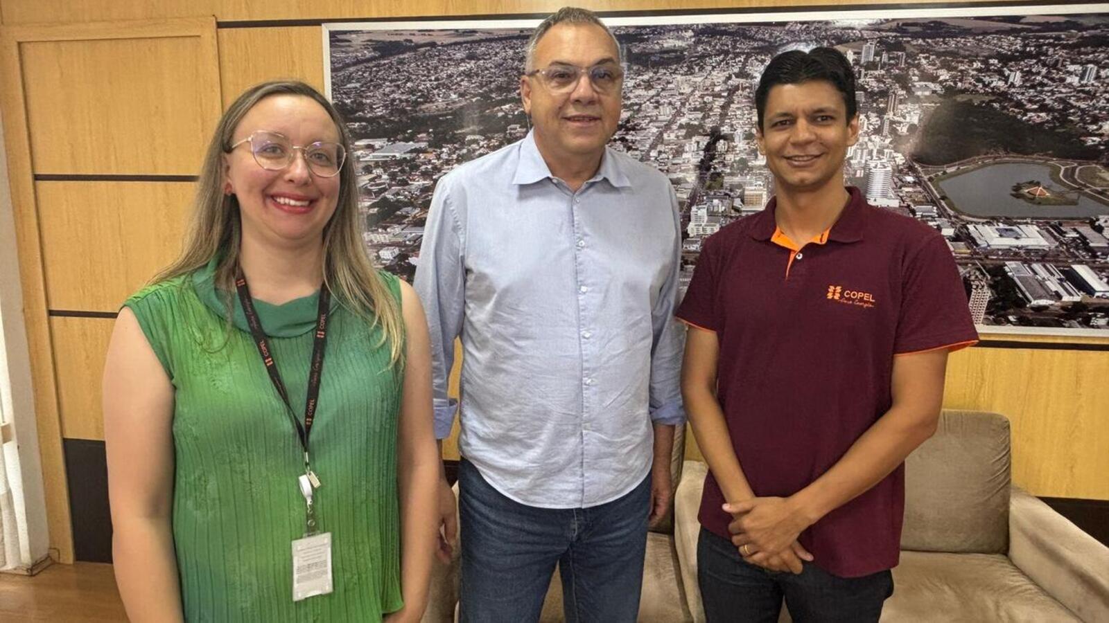 Costenaro com o gerente da Base de Serviços Toledo da Copel, Hemerson Almeida Orcesi, que esteve acompanhado da agente de Negócios da Divisão de Relacionamento com Poder Público, Kelly de Lima