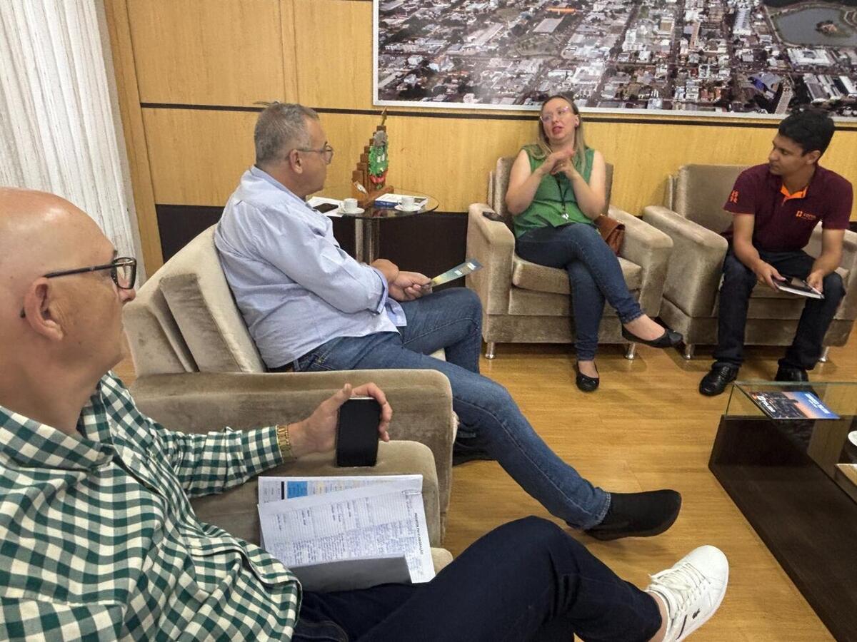 Costenaro com o gerente da Base de Serviços Toledo da Copel, Hemerson Almeida Orcesi, que esteve acompanhado da agente de Negócios da Divisão de Relacionamento com Poder Público, Kelly de Lima