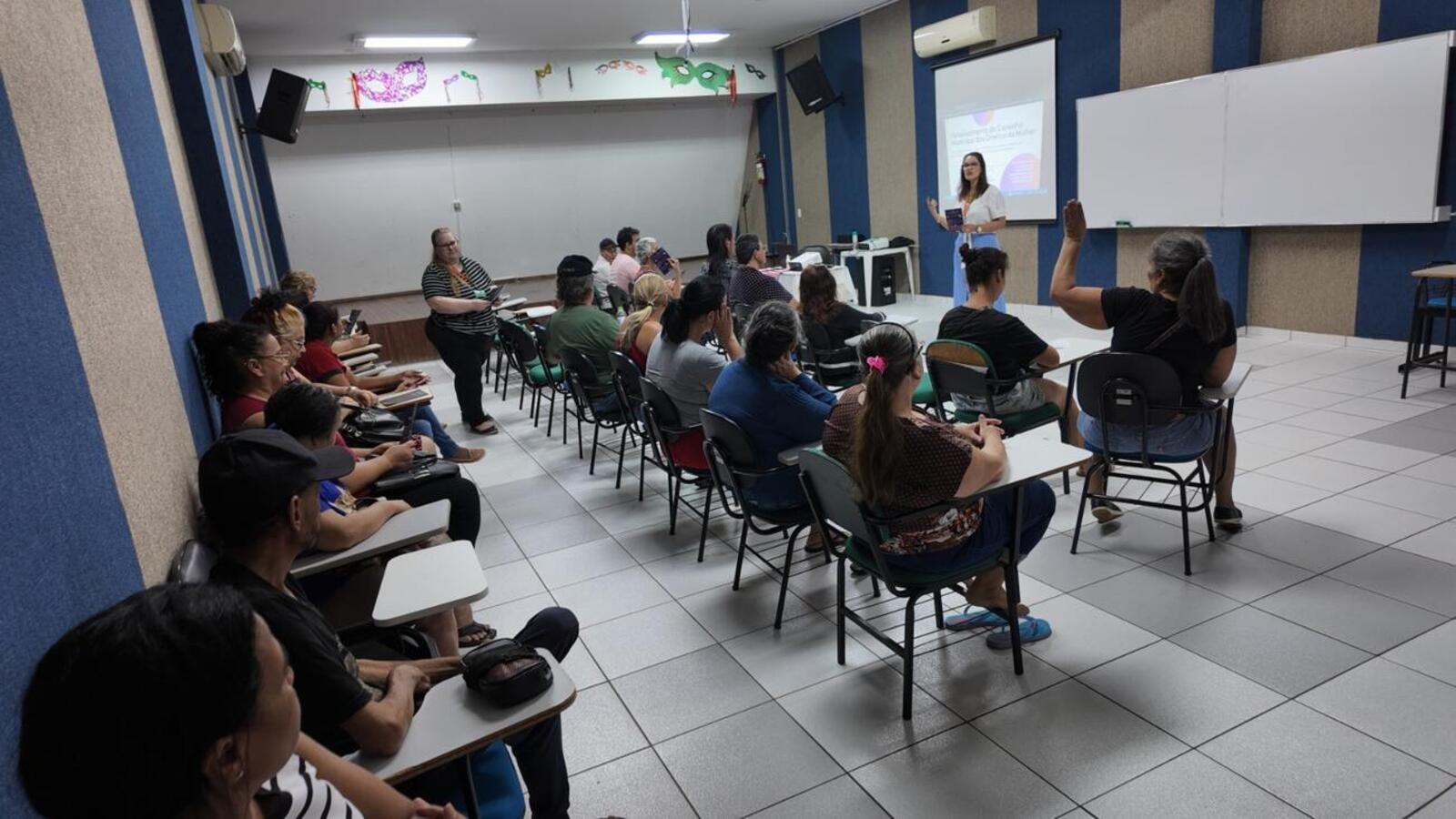 Encontro reuniu cerca de 40 participantes no Centro da Juventude, com orientações sobre direitos e serviços voltados às mulheres
