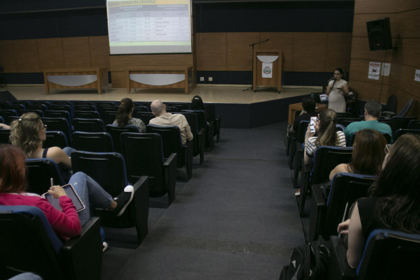 Médicos participaram de palestra sobre Urgência e Emergência na Atenção Primária à Saúde no Auditório Acary Oliveira nesta quarta-feira (8)